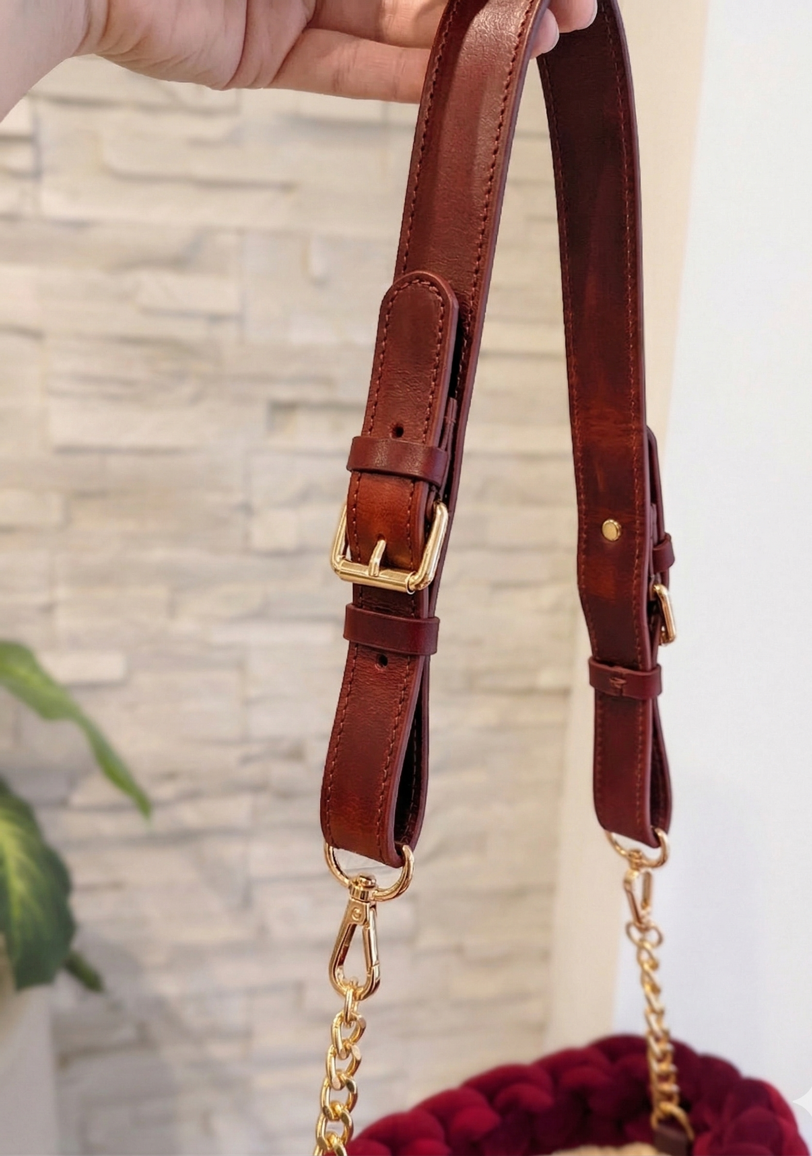 Le Rubis Impérial [Pièce Unique]– Sac en Velours Tressé & Broche Abeille
