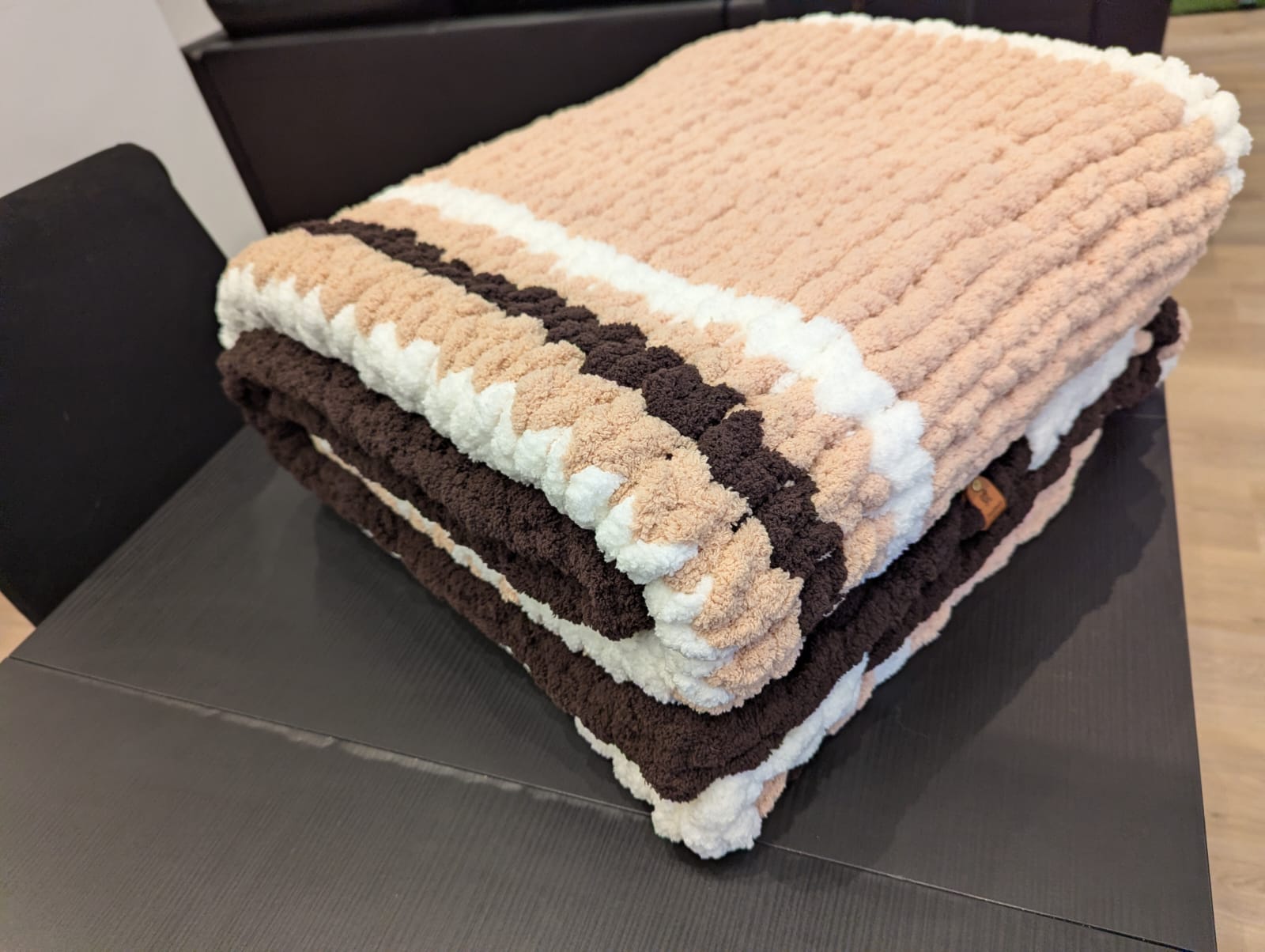 Ensemble Coordonné Couverture et Coussin en Grosse Maille - Collection Népal (Chocolat/Crème/Café))