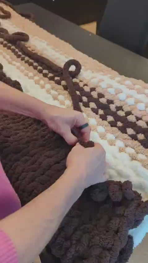 Ensemble Coordonné Couverture et Coussin en Grosse Maille - Collection Népal (Chocolat/Crème/Café))